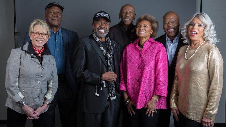 Původní obsazení Roots - Sandy Duncan, zleva John Amos, Ben Vereen, Louis Gossett Jr., Leslie Uggams, Georg Stanford Brown a Lynne Moody. Obrázek: Amy Sussman/Invision/AP