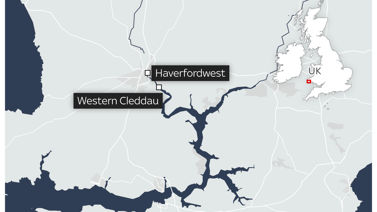 Tři lidé zemřeli a jeden je v kritickém stavu poté, co se skupina paddleboardistů dostala do potíží na řece Cleddau ve Walesu. Obrázek: OpenStreetMap