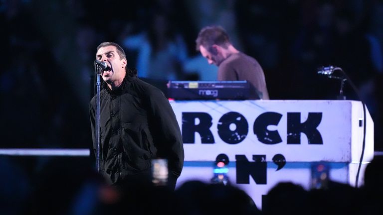 Liam Gallagher vystupuje před zápasem IBF World Heavyweight na stadionu Wembley. Obrázek: PA