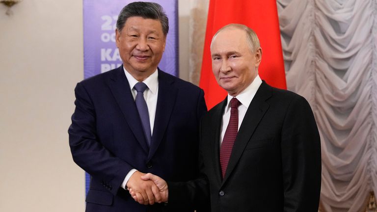 Ruský prezident Vladimir Putin (vpravo) a čínský prezident Si Ťin-pching si potřásají rukou během setkání na okraj summitu BRICS v Kazaňském Kremlu v Kazani, Rusko, úterý 22. října 2024. (AP Photo/Alexander Zemlianichenko, Pool)