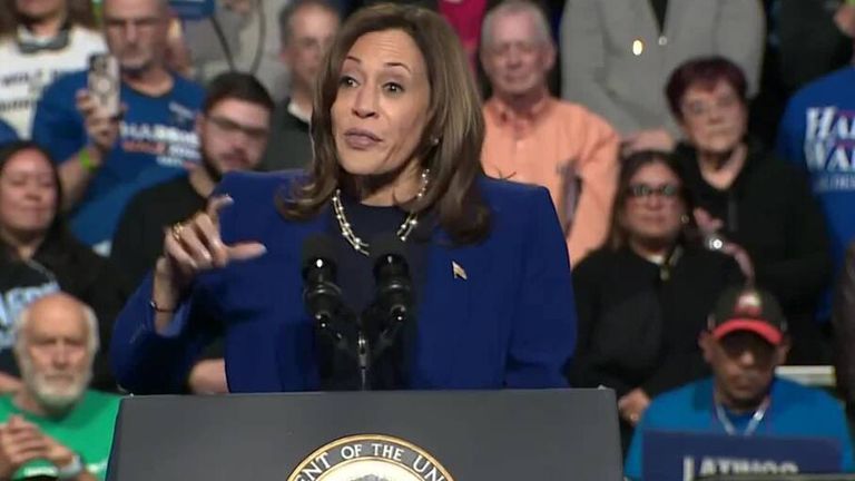 Kamala Harrisová na jevišti v Nevadě kritizuje Donalda Trumpa za jeho včerejší komentáře o ženách. 