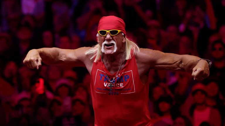 Hulk Hogan, profesionální bavič a zápasník, gestikuluje během shromáždění pro republikánského kandidáta na prezidenta a bývalého prezidenta USA Donalda Trumpa v Madison Square Garden v New Yorku, USA, 27. října 2024. REUTERS/Brendan McDermid