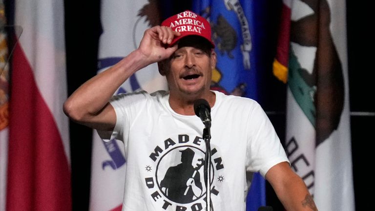 Kid Rock hovoří před republikánským kandidátem na prezidenta, bývalým prezidentem Donaldem Trumpem na 146. generální konferenci Národní gardy Spojených států v pondělí 26. srpna 2024 v Detroitu. (AP Photo/Paul Sancya)