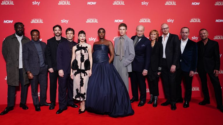 (zleva doprava) Sule Rimi, Chukwudi Iwuji, Jon Arias, Nick Blood, Ursula Corbero, Lashana Lynch, Eddie Redmayne, Charles Dance, Lia Williams, Ben Hall, Jonjo O'Neill a Richard Dormer na premiéře Day of the Jackal UK v Queen Elizabeth Hall v Londýně. Datum snímku: úterý 22. října 2024.