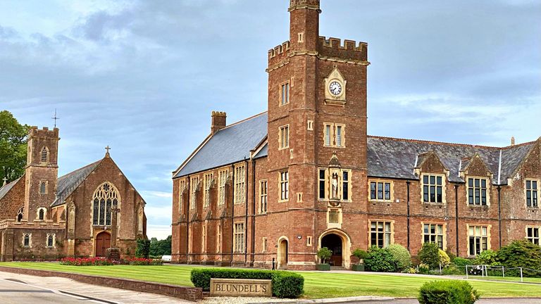 Nedatovaný celkový pohled na Blundell's School, Tiverton, Devon. Šestnáctiletý chlapec byl zatčen poté, co dva studenti utrpěli mnohočetná vážná zranění v soukromé škole. Policie z Devonu a Cornwallu byla přivolána na místo školy po zprávách o vážném napadení v pátek kolem jedné hodiny ráno. Datum vydání: pátek 9. června 2023.