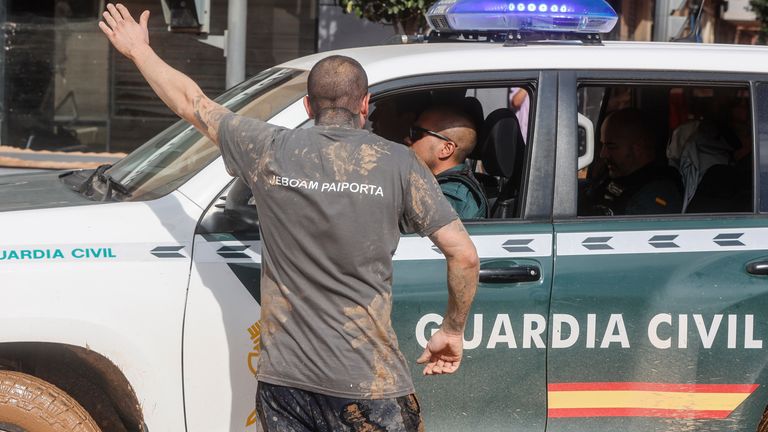 Muž mluví s úředníkem Guardia Civil 1. listopadu 2024 v Paiporta, Valencia, Valencia (Španělsko). Šestý počet obětí z průjezdu DANA přes provincii Valencie si vyžádal 202 obětí. Od úterního pozdního večera byl aktivován postup pro více obětí, který provádí bilance poskytnuté prostřednictvím informací získaných od různých bezpečnostních a krizových orgánů a sil. Materiální škody jsou navíc nevyčíslitelné, silnice jsou odříznuté a oblasti izolované vodou, bahnem a sesuvy půdy. Přibližně 23 000 lidí je stále bez dodávek elektřiny v provincii Valencie kvůli bouři DANA, poté, co se od středy zotavilo více než 132 000 postižených, z nichž 85 procent bylo původně poškozeno. Tato DANA je nejtragičtější atmosférickou katastrofou, která byla ve Španělsku registrována za více než půl století. 1. LISTOPADU 2024 Rober Solsona / Europa Press 11/01/2024 (Europa Press přes AP)