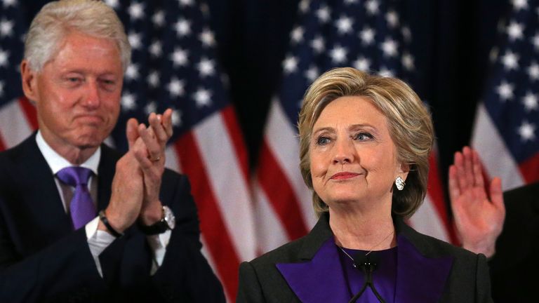 Demokratická prezidentská kandidátka Hillary Clintonová podporovaná svým manželem Billem při ústupkovém projevu Donaldu Trumpovi v roce 2016. Obr: Reuters