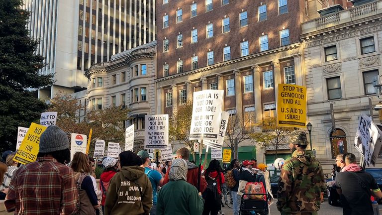 Ve Philadelphii v Pensylvánii se konala malá demonstrace proti přístupu USA k válkám v Gaze a Libanonu. Aktivisté vyjadřovali hněv na Kamalu Harris pomocí transparentů a skandování. 