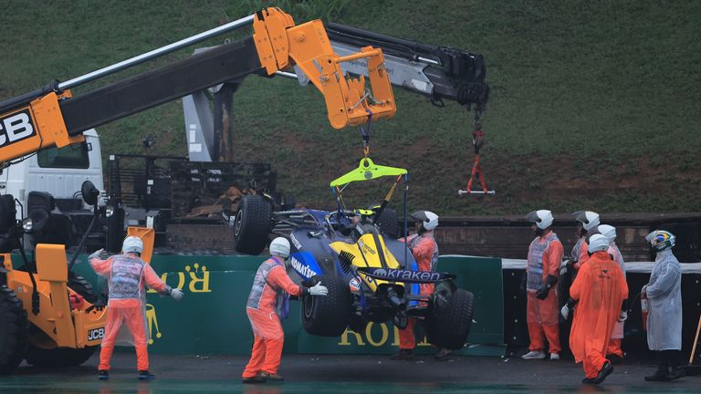 Auto pilota Williamsu Franca Colapinta je po nehodě zvednuto. Obrázek: AP