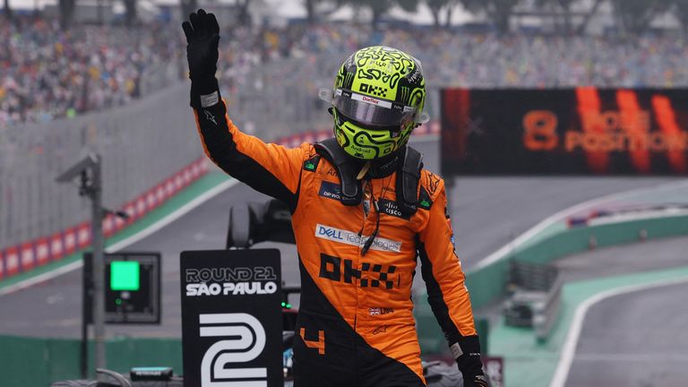 Britský jezdec Lando Norris slaví po kvalifikaci z pole position. Snímek: Reuters