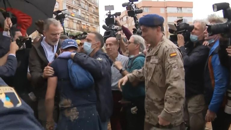 Demonstranti házejí bláto na španělského krále během návštěvy Paiporta ve Valencii