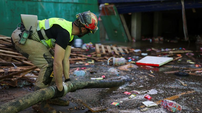 Havarijní práce na odstranění vody z jednoho z východů z parkoviště. Snímek: Reuters