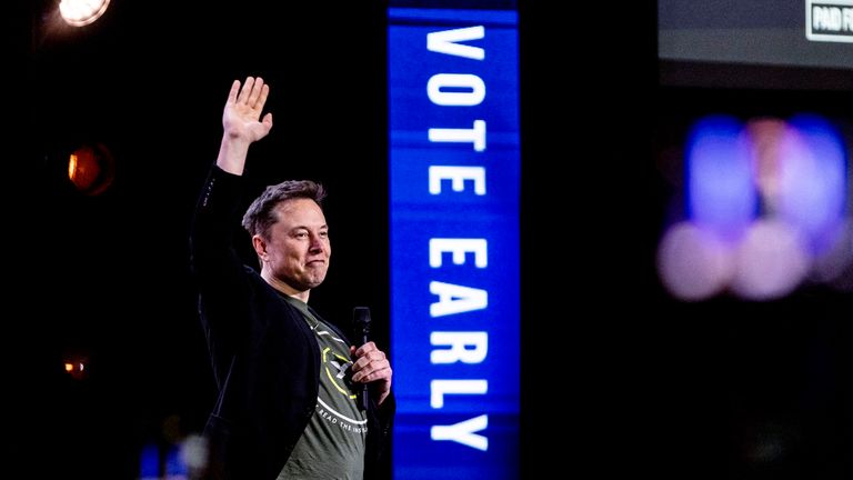 Elon Musk gestikuluje, když mluví v Life Center Church v Harrisburgu v Pensylvánii, sobotu 19. října 2024. (Sean Simmers/The Patriot-News prostřednictvím AP)