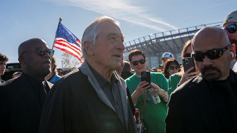 Herec Robert De Niro prochází kolem zadních dveří během akce „Tailgate for Turnout“ před zápasem Philadelphia Eagles ve Philadelphii v Pensylvánii, USA, 3. listopadu 2024. REUTERS/Seth Herald