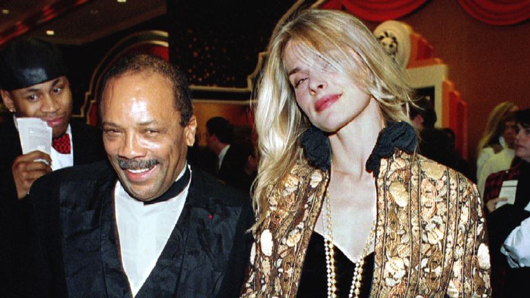 Quincy Jones a Nastassja Kinski si potřásli rukou s fanouškem 31. prosince (BM add - 1993)