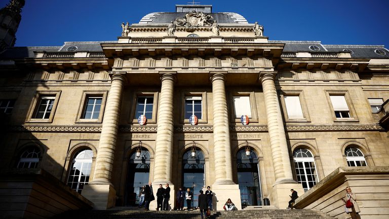 Celkový pohled na soudní budovu na Ile de la Cite v první den procesu s osmi lidmi obviněnými z účasti na stětí hlavy francouzského učitele dějepisu Samuela Patyho podezřelým islamistou v roce 2020 při útoku před jeho školou na pařížském předměstí Conflans-Sainte-Honorine, Paříž, Francie, 4. listopadu 2024. REUTERS/Sarah Meyssonnier