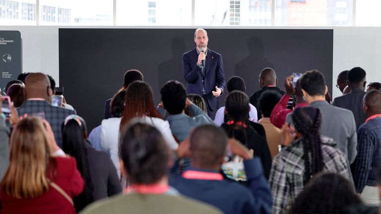 Princ William, princ z Walesu hovoří na pódiu během své návštěvy programu pro mládež Earthshot Prize Climate Leaders v Kapském Městě v Jižní Africe. Snímek: Reuters