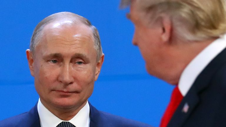 Ruský prezident Vladimir Putin a americký prezident Donald Trump jsou viděni během summitu G20 v Buenos Aires, Argentina 30. listopadu 2018. REUTERS/Marcos Brindicci