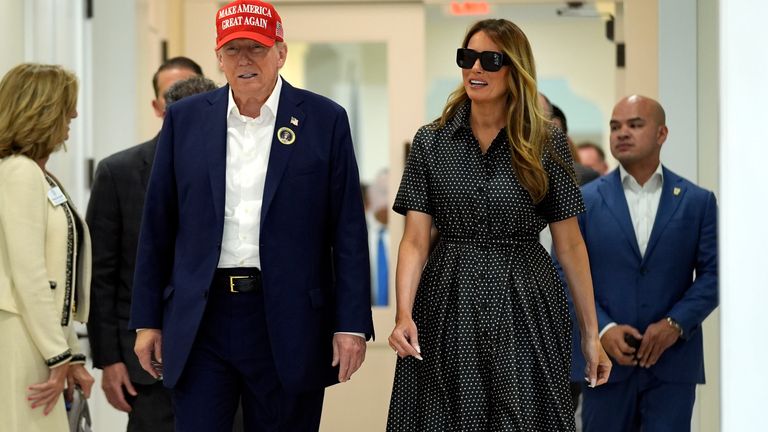 Republikánský kandidát na prezidenta, bývalý prezident Donald Trump a bývalá první dáma Melania Trumpová, chodí po hlasování v den voleb v Morton and Barbara Mandel Recreation Center, úterý 5. listopadu 2024, v Palm Beach na Floridě (AP Photo/Evan Vucci)