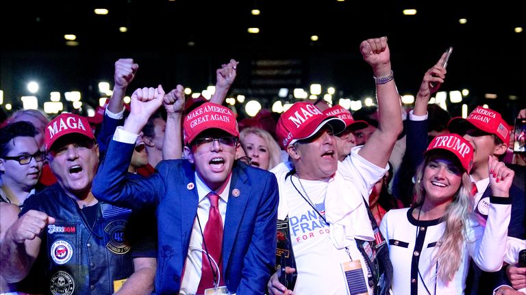 Příznivci dorazili na volební noční hlídku Donalda Trumpa ve West Palm Beach.  Obrázek: AP