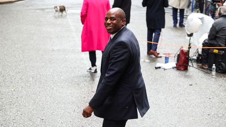 David Lammy jde před Downing Street.  Snímek: Reuters