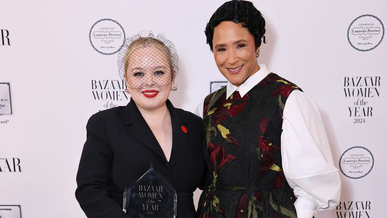 Nicola Coughlanová obdržela cenu Harper's Bazaar Women Of The Year Award za televizní herectví od její představitelky Bridgertonové Goldy Rosheuvel. Obrázek: Dave Benett/ Harper's Bazaar                 