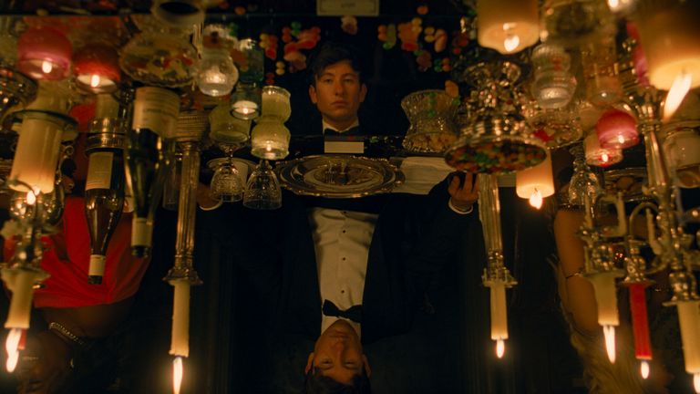 Barry Keoghan hraje ve filmu Emerald Fennell Saltburn, který zkoumá třídu, sílu a sex a je něčím jako moderním pojetím Brideshead Revisited. Obrázek: MGM/Amazon Studios