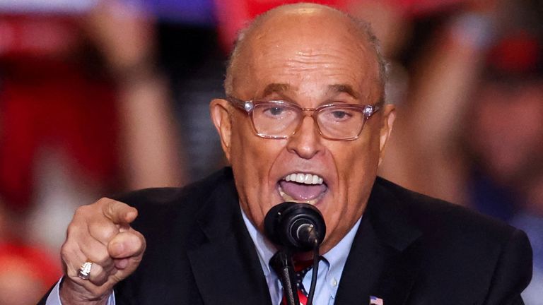 SOUBOROVÉ FOTO: Bývalý starosta New Yorku a bývalý Trumpův právník Rudy Giuliani hovoří v Nassau Veterans Memorial Coliseum během shromáždění republikánských prezidentských kandidátů a bývalého prezidenta USA Donalda Trumpa v Uniondale, New York, USA, 18. září 2024. REUTERS/Brendan McDermid/File Photo