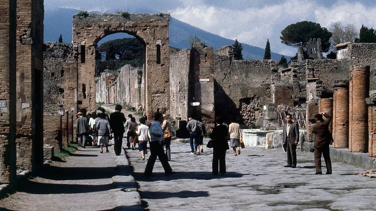 FILE - Pohled na Pompeje, pohřbené a zničené římské město poblíž moderní Neapole v Itálii, je vidět v roce 1979. (AP Photo/Jim Bourdier, File)