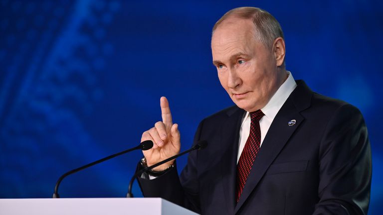 Ruský prezident Vladimir Putin gestikuluje při projevu na setkání s experty na zahraniční politiku v diskusním klubu Valdai v černomořském letovisku Soči, Rusko, čtvrtek 7. listopadu 2024. (Kristina Kormilitsyna, Sputnik, Kreml Pool Photo via AP )