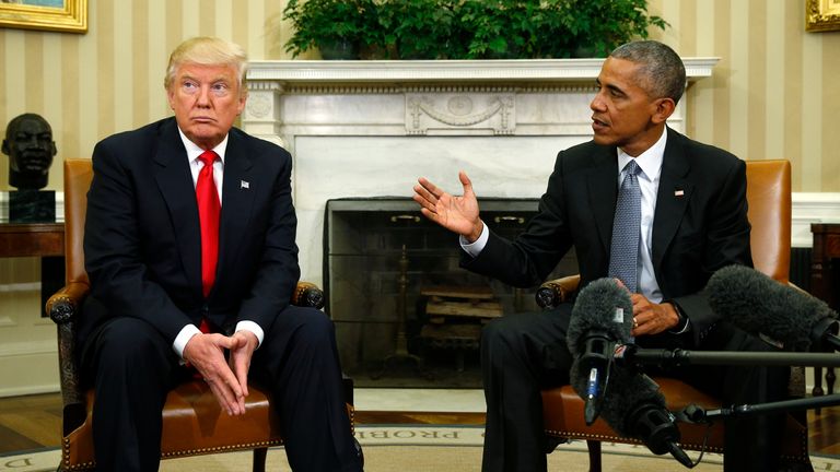 Americký prezident Barack Obama (R) se setkává se zvoleným prezidentem Donaldem Trumpem, aby projednali plány přechodu v Oválné pracovně Bílého domu ve Washingtonu, USA, 10. listopadu 2016. REUTERS/Kevin Lamarque