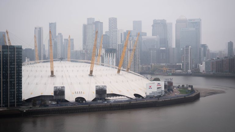 Pohled na O2 arénu na Greenwichském poloostrově v jihovýchodním Londýně, jak je obloha vykreslena do šeda, což je způsobeno vysokým tlakem nad Spojeným královstvím, který zachycuje vlhkost blízko povrchu Země a vytváří tvrdohlavý mrak nebo, řečeno povětrnostním jazykem, anticyklonální šero '. Vysoký tlak má za následek slabý nebo žádný vítr, který by jinak pohyboval mrakem a rozbíjel ho. Datum fotografie: pátek 8. listopadu 2024.