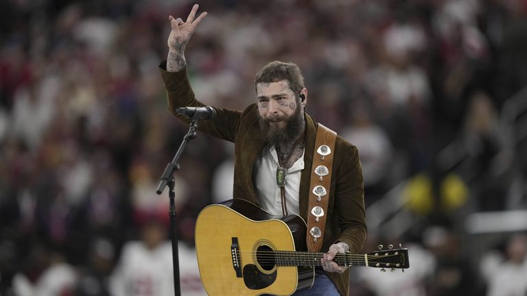 Post Malone vystupuje "Amerika krásná" před fotbalovým zápasem NFL Super Bowl 58 v neděli 11. února 2024 v Las Vegas. (AP Photo/Doug Benc)