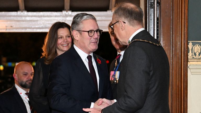 Keir a Victoria Starmer navštěvují Royal British Legion Festival of Remembrance v Royal Albert Hall.  Snímek: Reuters