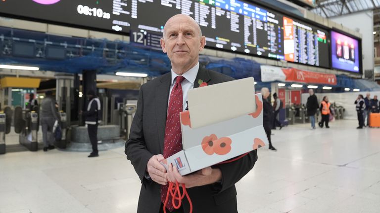 John Healey se připojuje k vojenskému personálu, aby rozdával mák a sbíral dary pro Royal British Legion Appeal na Victoria Station.  Obrázek: PA