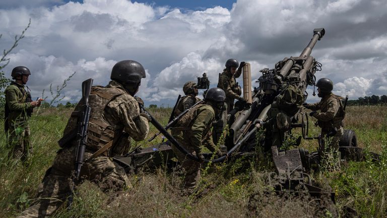 Ukrajinští vojáci se připravují na vystřelení na ruských pozicích z amerického posíleného M777 Howitzer v regionu Charkiv na Ukrajině. Soubor pic: ap