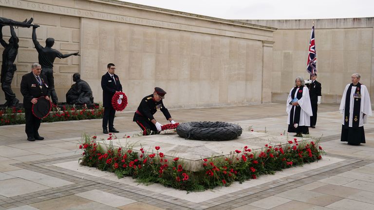 Brigádní generál Simon Bell pokládá věnec v arboretu National Memorial. Obrázek: PA