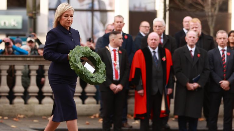 První ministryně Michelle ONeill pokládá věnec na radnici v Belfastu. Obrázek: PA