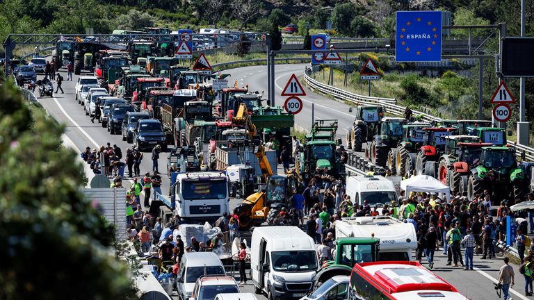 Farmáři s traktory blokují dálnici AP-7 poblíž hranice mezi Španělskem a Francií, protože požadují lepší podmínky před evropskými volbami, které se budou konat ve španělském Le Perthus 3. června 2024. REUTERS/Albert Gea