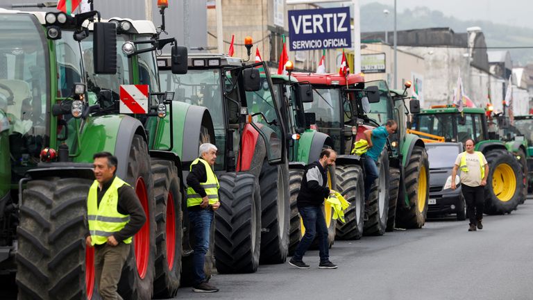 Španělští farmáři se scházejí, než odvezou své traktory na francouzsko-španělskou hranici na 24hodinovou blokádu na několika místech, včetně Irun a La Junquera v Katalánsku, aby protestovali proti rostoucím nákladům, nízkým cenám jejich produkce a regulaci Evropské unie, kterou chtějí. považovat za neudržitelné, v Astigarraga, Španělsko, 3. června 2024. REUTERS/Vincent West