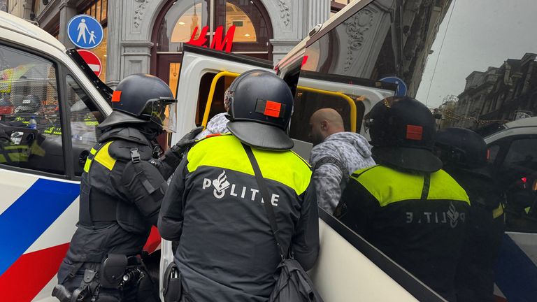 Nizozemská policie během zakázané demonstrace zadržela propalestinského demonstranta.  Snímek: Reuters