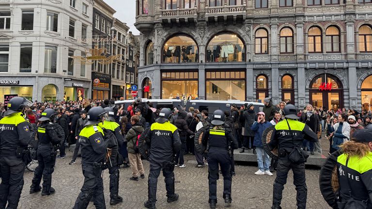 Stovky lidí se rozkazu vzepřely a shromáždily se v Amsterdamu.  Snímek: Reuters