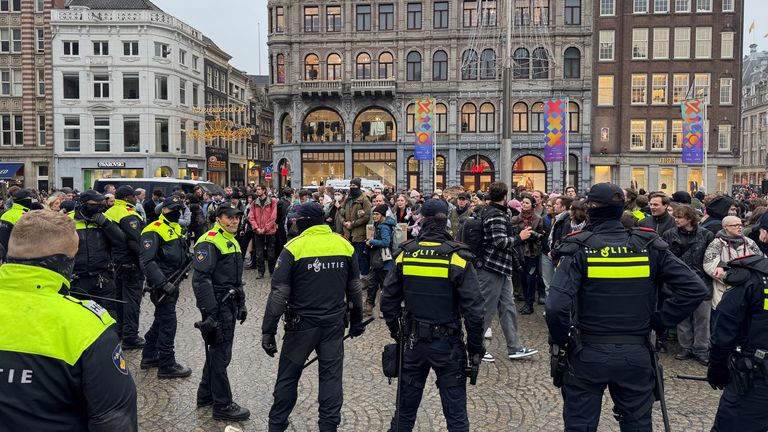 Policie rozehnala propalestinský protest na náměstí Dam.  Snímek: Reuters