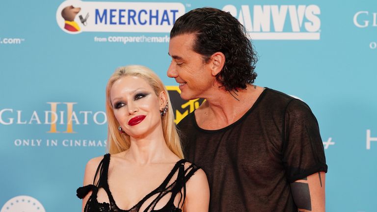 Zpěvačka Xhoana X a Gavin Rossdale, který vystupuje a předává cenu