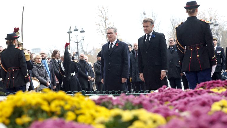 Emmanuel Macron a britský premiér Keir Starmer se účastní obřadu kladení věnců před sochou Georgese Clemenceaua na třídě Champs Elysees během oslav 106. výročí příměří z první světové války v Paříži, Francie, 11. listopadu 2024. CHRISTOPHE PETIT TESSON/Pool přes REUTERS