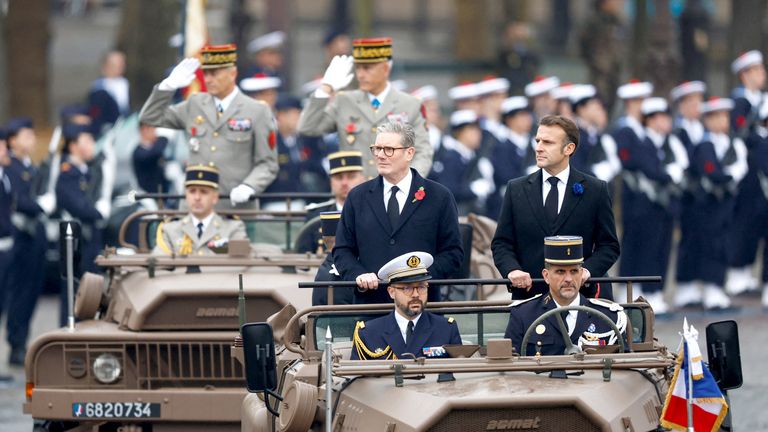 Emmanuel Macron a Keir Starmer se účastní vzpomínkových akcí během příměří v Paříži.  Snímek: Reuters