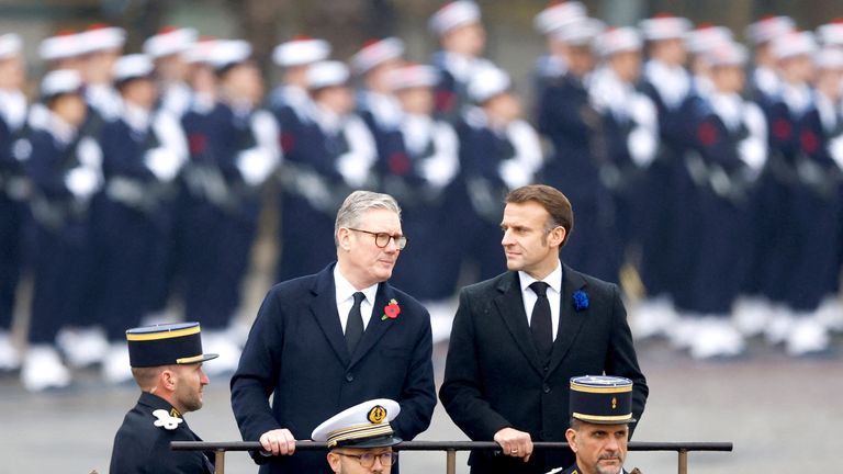 Emmanuel Macron a Keir Starmer se účastní vzpomínkových akcí během příměří v Paříži.  Snímek: Reuters