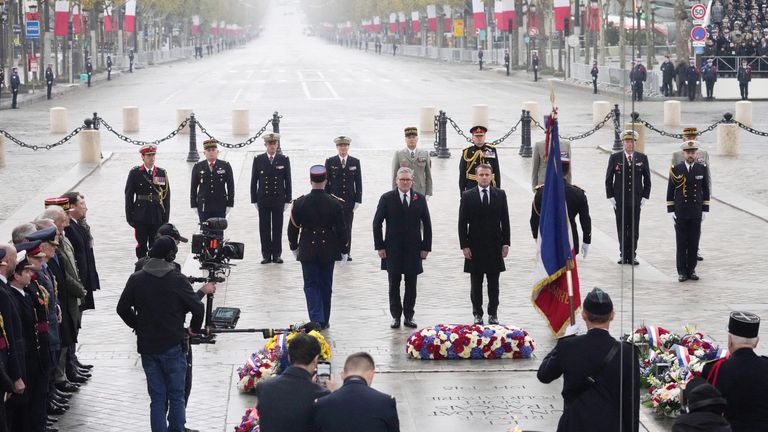 Francouzský prezident Emmanuel Macron (vpravo uprostřed) a britský premiér Keir Starmer (vlevo uprostřed) se účastní ceremonií u příležitosti 106. výročí příměří, oslavy přátelství svých zemí, zatímco národy po celém světě vzdávají hold svým padlým vojákům ve světové válce I, pondělí, 11. listopadu 2024 v Arc de Triomphe v Paříži, Michel Euler/Pool přes REUTERS