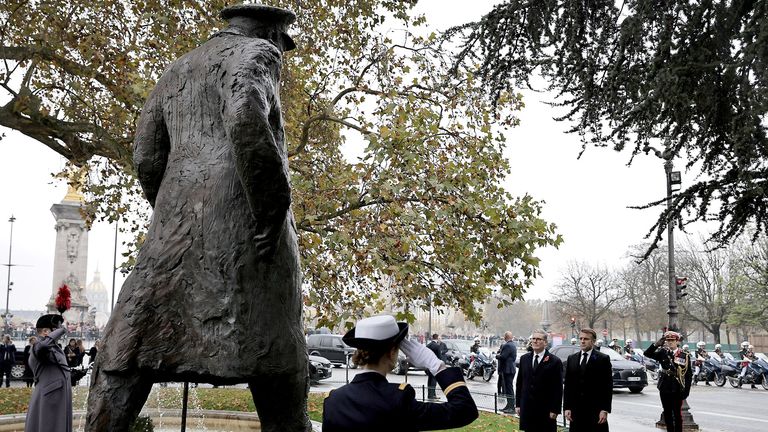 Emmanuel Macron a Keir Starmer se účastní obřadu kladení věnců před sochou Winstona Churchilla.  Snímek: Reuters