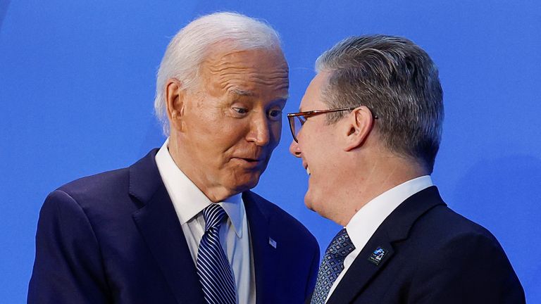 Americký prezident Joe Biden hovoří s britským premiérem Keirem Starmerem, když se účastní summitu NATO k 75. výročí ve Washingtonu, USA, 10. července 2024. REUTERS/Evelyn Hockstein